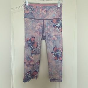 Peloton Capri leggings in size large. Only worn once.